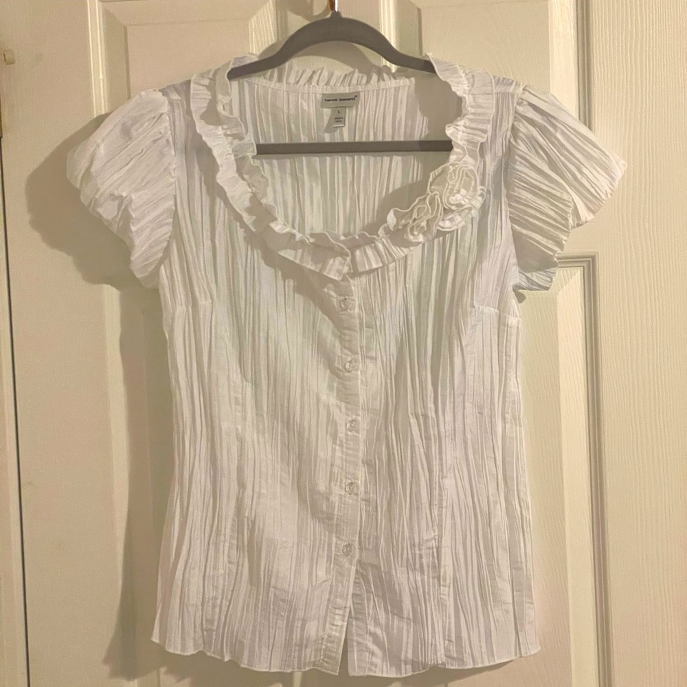 Harve Benard blouse! Pretty Puffed sleeves & flattering ruffled neckline. Sz L